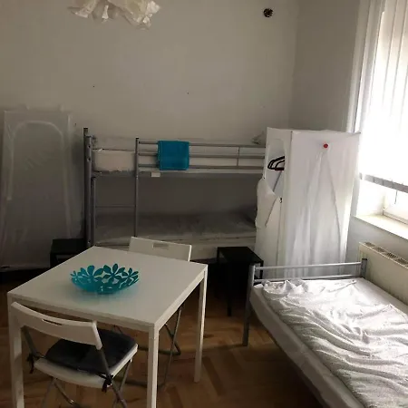 Csillaghegy Hostel *